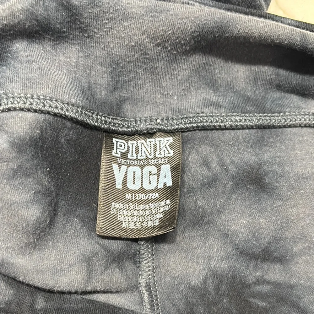 PINK Victoria's Secret Charcoal Tie-Dye Leggings - Picture 8 of 12